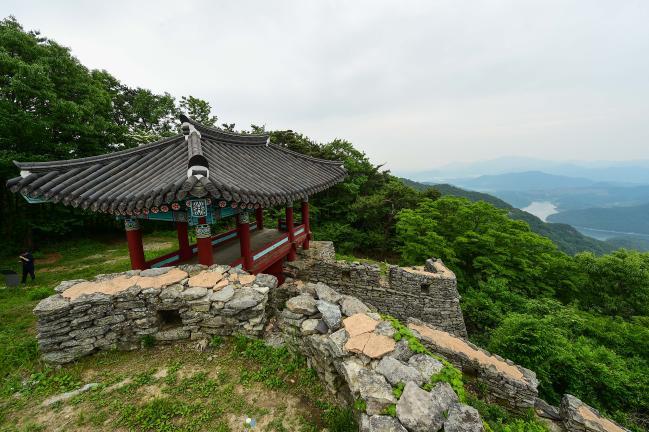 금성산성에서 가장 높은 곳에 위치한 북문. 밑으로 계단식 성벽을 지나 내려가면 서문과 이어진다.