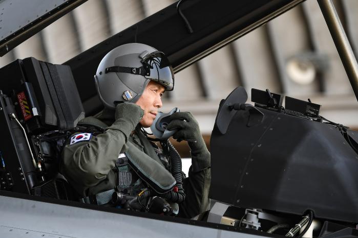 박하식(중장) 공군작전사령관이 지휘비행을 위해 FA-50 전투기에 탑승하고 있다. 사진=부대제공