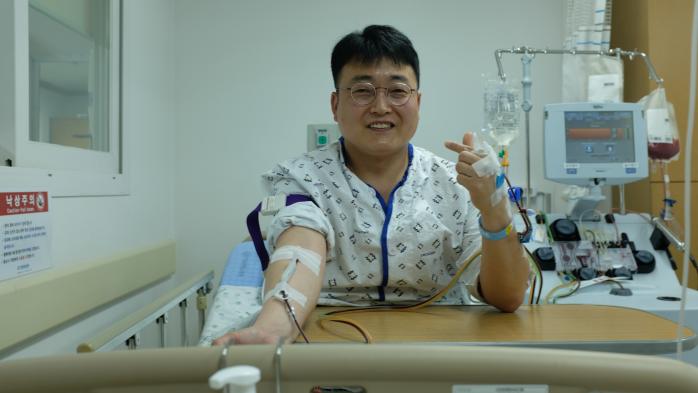 육군35보병사단 정영 상사가 조혈모세포 기증을 앞두고 손가락 하트로 이웃 사랑을 표현하고 있다. 부대 제공