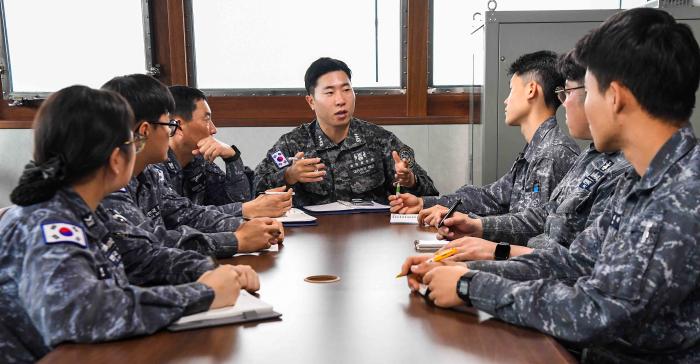 마라도함 함교에 모인 옴부즈맨 위원들이 회의하는 모습.