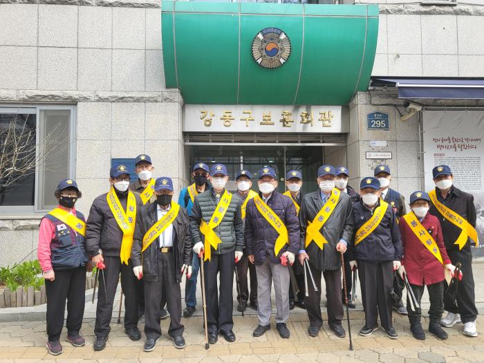 이재국(앞줄 왼쪽 셋째) 옹이 지난달 강동구지회 회원들과 청소 봉사 활동을 앞두고 기념사진을 찍고 있다. 6·25참전유공자회 제공