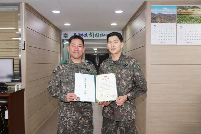 국민의 생명을 구한 육군23경비여단 조성종(오른쪽) 천곡소초장이 최용석(준장) 여단장으로부터 표창장을 받고 있다. 부대 제공