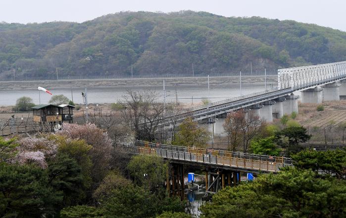 경기도 파주시 서부전선 비무장지대(DMZ) 인근 임진각 국민관광지에서 내려다 본 경의선 철교. 조용학 기자