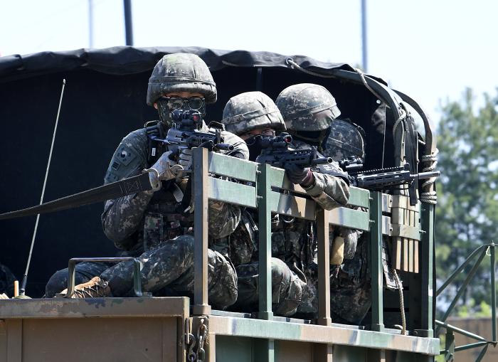 경의선 통문 주변에서 DMZ 내부 경계작전에 투입된 1사단 장병들이 군용 트럭을 타고 이동하고 있다. 조용학 기자