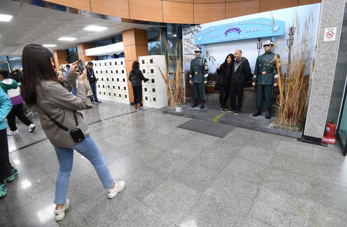 제3땅굴을 찾은 관광객들이 JSA 경비대대를 구현한 포토존에서 기념촬영을 하고 있다.. 조용학 기자