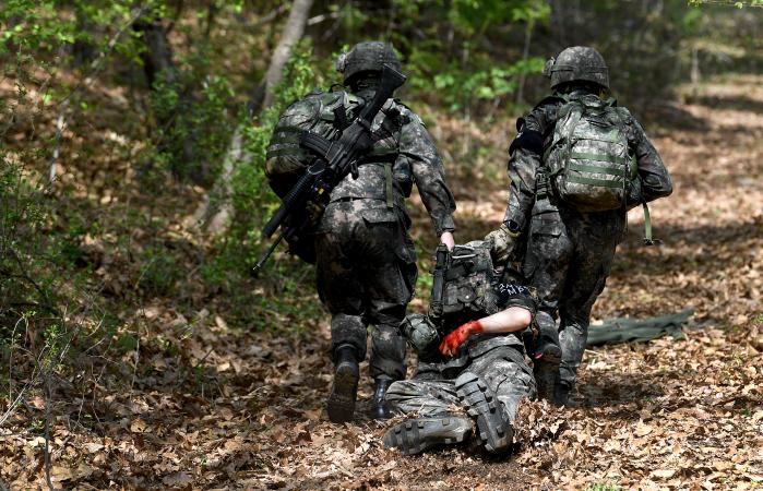 1사단 수색대대 장병들이 DMZ 수색·매복 훈련 중 부상자가 발생한 상황을 가정해 상황조치 훈련을 하고 있다. 대대는 ‘블러드 팩’이라는 가짜 피를 활용, 훈련의 실전성을 높였다. 조용학 기자