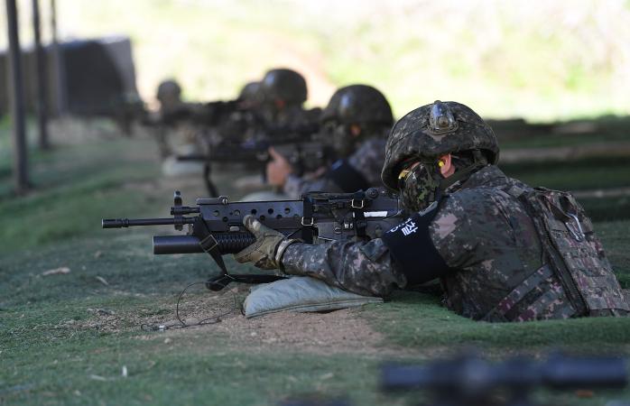 DMZ 수색·매복 작전 투입을 앞둔 1사단 수색대대 장병들이 수색종합훈련장에서 개인·공용화기 사격을 하고 있다. 조용학 기자