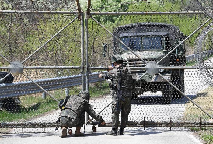 DMZ 내부 경계 작전을 마친 장병들이 1사단 도라대대가 관할하는 경의선 통문을 통해 복귀하고 있다. 조용학 기자