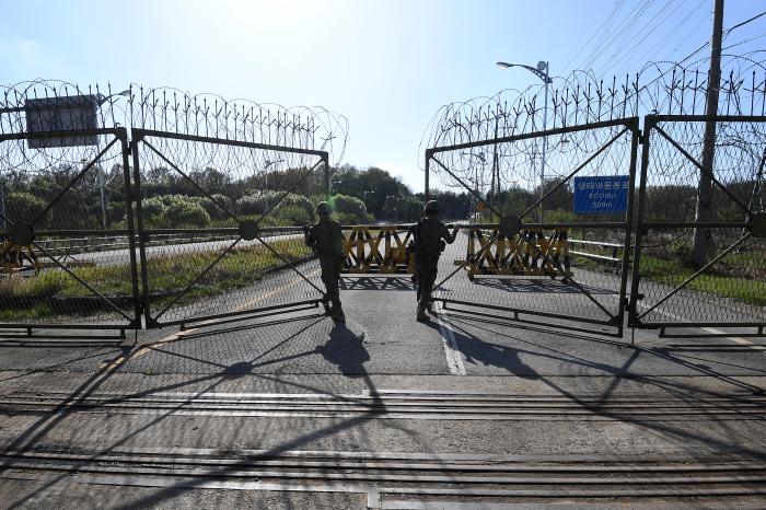 18일 오후 경기 파주시 서부전선 비무장지대(DMZ) 내 남방한계선 철책 경의선 통문에서 육군1보병사단 쌍용여단 경의선경비중대 장병들이 DMZ 내부 시설물 점검을 마치고 복귀하는 작업인원들을 위해 통문을 열고 있다. 조용학 기자