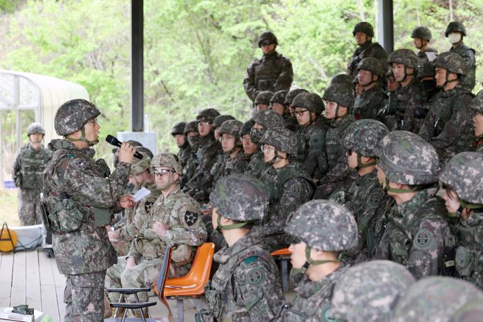 임창욱 특수기동지원여단장이 연합훈련 종료 후 강평하는 모습.