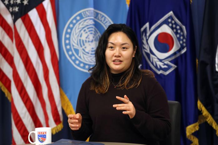 윤예지 통역관이 캠프 험프리스 사무실에서 국방일보와 인터뷰하고 있다.