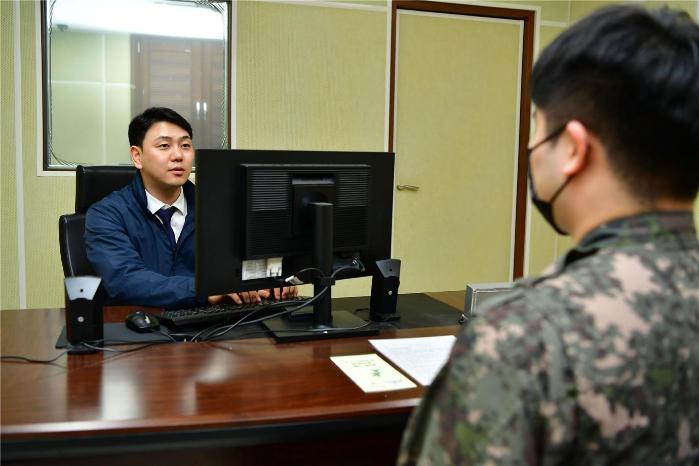 지난해 수사관으로 선발된 공군수사단 1광역수사대 조성근 중사가 피해자에게 수사절차 상 권리·제도 등을 안내하고 있다. 부대 제공