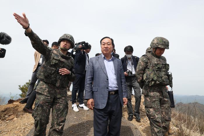 한기호(가운데) 국회 국방위원장이 백암산 정상에서 육군7보병사단 관계자로부터 주변 지역에 대한 설명을 듣고 있다.