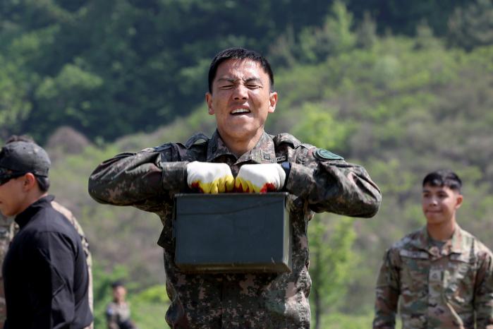 9일 육군특수전사령부 비호부대 연병장에서 열린 제6회 헬스뿜뿜 콘테스트 전투체력왕 선발대회에 출전한 장병이 전장순환운동 중 탄통 들어 올리기를 하고 있다. 양동욱 기자