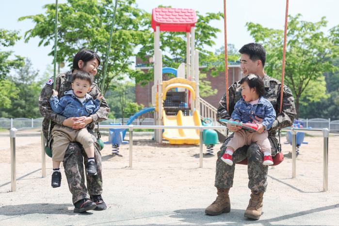 육아휴직 중인 육군55보병사단 쌍마여단 이천대대 김강민(오른쪽) 대위와 아내 항공사령부 김지현 대위가 자택 인근 놀이터에서 자녀들과 즐거운 시간을 보내고 있다. 김강민 대위는 “육아휴직을 결정하기까지 쉽지만은 않았지만, 지금 아이들과 보내는 시간이 다른 어떤 때보다 소중하게 느껴진다”고 전했다.