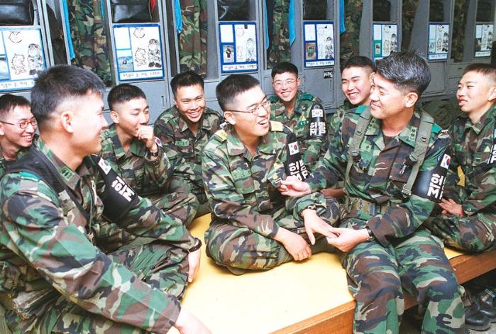 서로에게 격려와 조언을 해주며 즐겁게 대화하고 있는 장병들