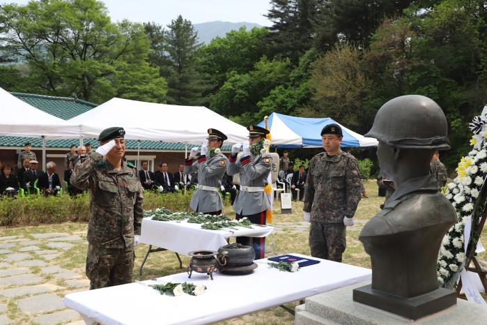 지난 12일 강원도 화천군 ‘27사단 역사공원’에서 열린 고 차성도 중위 추모식에서 장광선(맨 왼쪽) 육군2군단장이 경례하고 있다. 사진 제공=이규정 하사