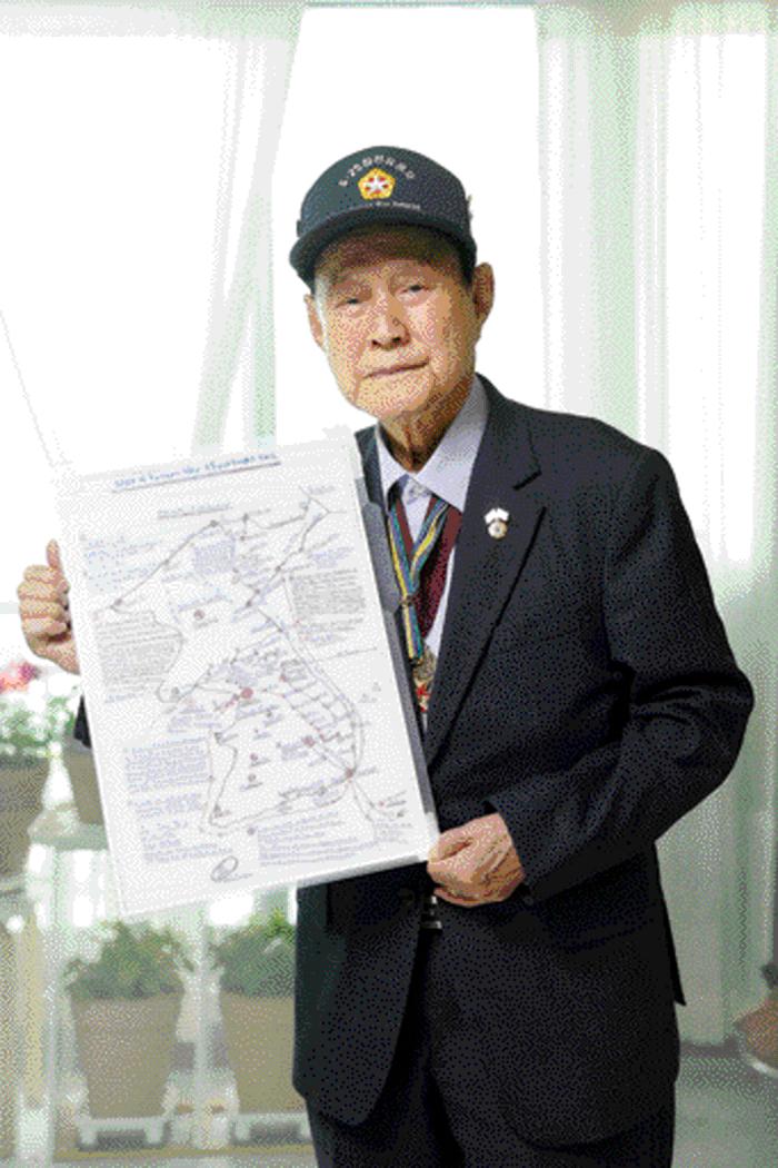 지난 8일 대구 자택에서 참전용사 류영봉 옹이 국방일보와 인터뷰하고 있다. 지도 그림은 전쟁이 끝난 뒤 류옹이 기억을 더듬어 본인이 이동하고 참전했던 전투를 정리한 것.