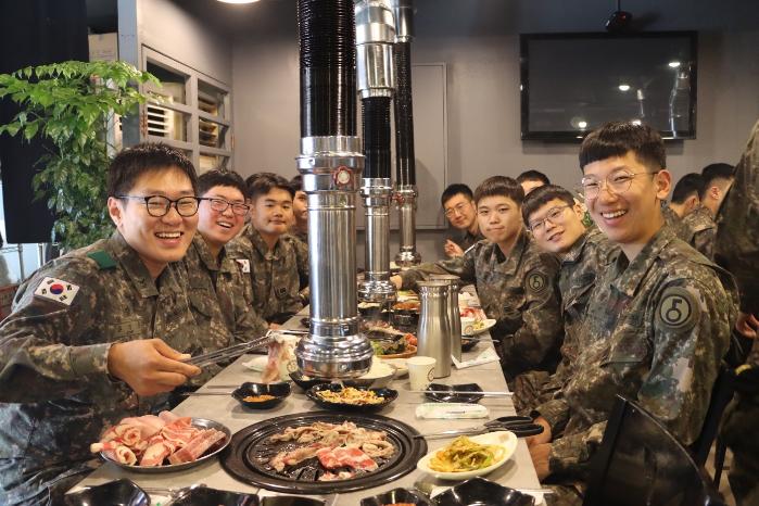 육군5보병사단 표범여단 장병들이 15일 ‘지역사회 상생 장병 특식의 날’을 맞아 강원도 철원군의 한 음식점에서 점심식사를 하고 있다. 사진 제공=권기태 중사