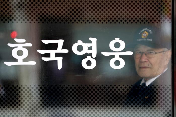 구장회 6·25참전유공자회 이사가 지난 12일 서울 강동구 호국보훈회관에서 국방일보와 인터뷰를 마친 뒤 ‘호국영웅’ 글자가 적힌 현관 앞에서 포즈를 취하고 있다.