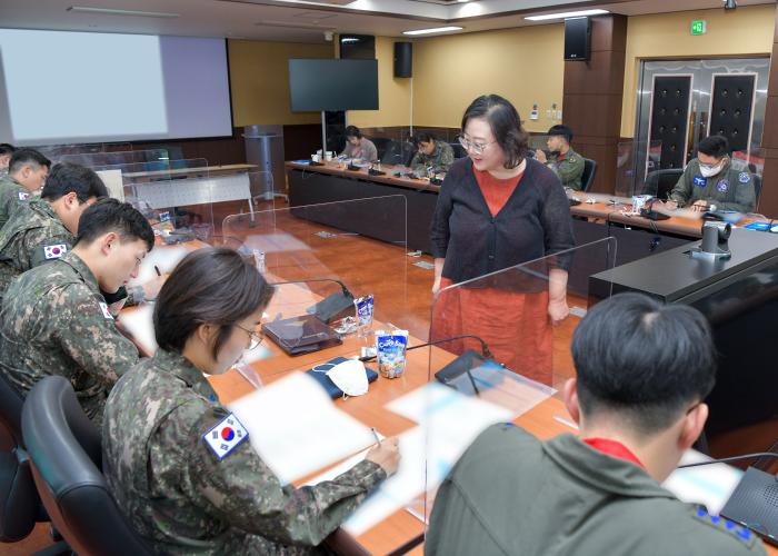공군16전투비행단이 16일 실시한 ‘1차 중간간부 힐링 프로그램’에 참가한 중간간부들이 심리 상담지를 작성하고 있다. 부대 제공