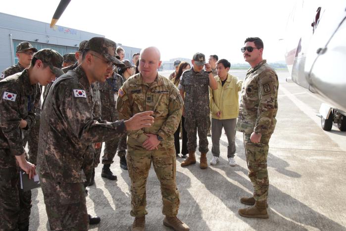 17일 대구 K-2비행장에서 진행된 한미연합 정보훈련에서 육군2작전사령부 박종선(앞줄 맨 왼쪽) 정보처장이 미군과 현장 토의를 하고 있다. 부대 제공