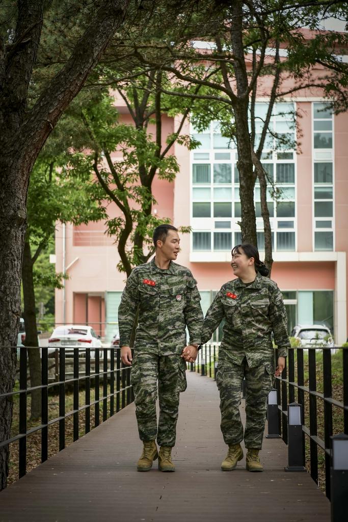 해병대2사단 박신영(왼쪽) 상사·정소연 중사(진) 부부가 손을 마주잡은 채 함께 걷고 있다. 사진 제공=권규원 중사