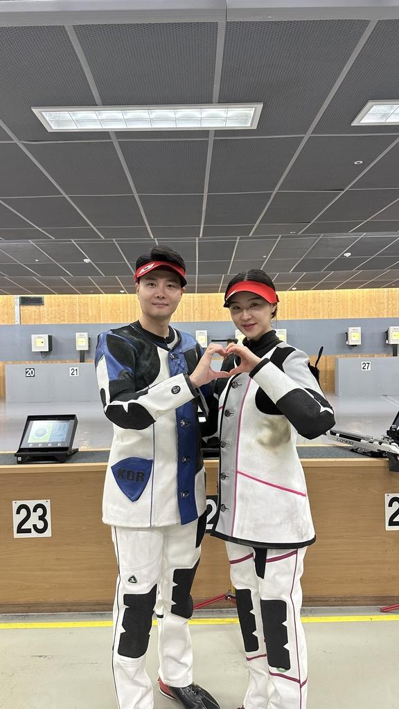 국군체육부대 사격팀 천민호(왼쪽)-배상희 상사 부부가 부대 내 사격장에서 손하트를 보이고 있다.