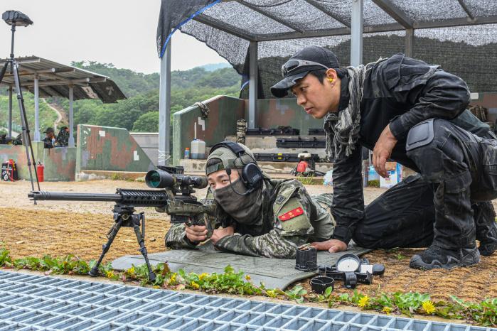 해병대특수수색대대원(왼쪽)이 경북 포항시 해병대2기동사격훈련장에서 진행된 합동 대테러 저격 훈련에서 경찰특공대원과 사격을 하고 있다. 부대 제공