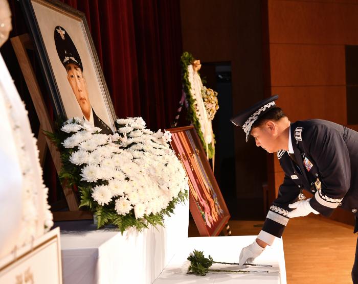 정상화 공군참모총장이 지난 19일 서울 백범김구기념관에서 열린 제6대 공군참모총장 고(故) 김신 장군 7주기 추모식에 참석해 헌화하고 있다. 공군 제공