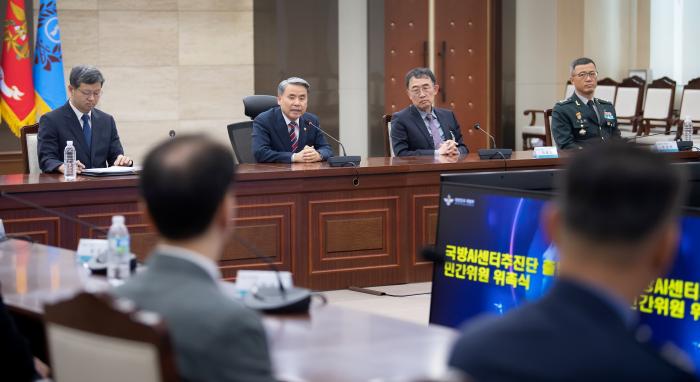 이종섭 국방부 장관이 지난 19일 국방부 청사에서 열린 ‘국방AI센터추진단 출범 및 민간위원 위촉식’에서 인사말을 하고 있다. 국방부 제공
