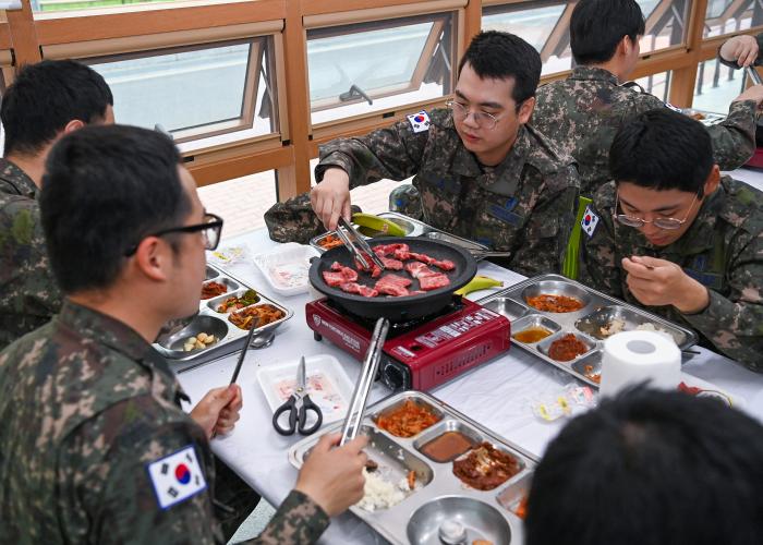 공군16전투비행단 장병들이 한우의 날을 맞아 부대에서 한우를 먹고 있다. 부대 제공
