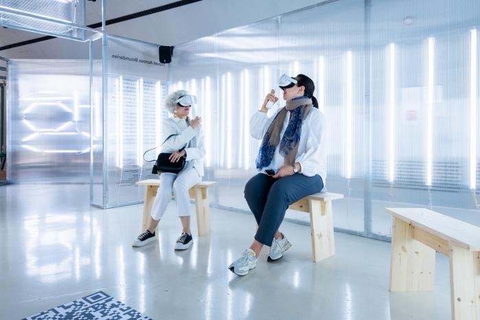 메타 관광을 하고 있는 관람객들.