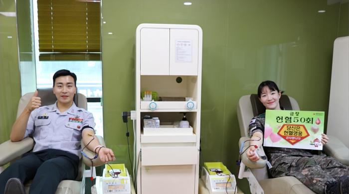각각 헌혈 50회를 달성한 육군35보병사단 박시은(오른쪽) 대위와 육군대학 이호진 소령(진) 부부. 부대 제공
