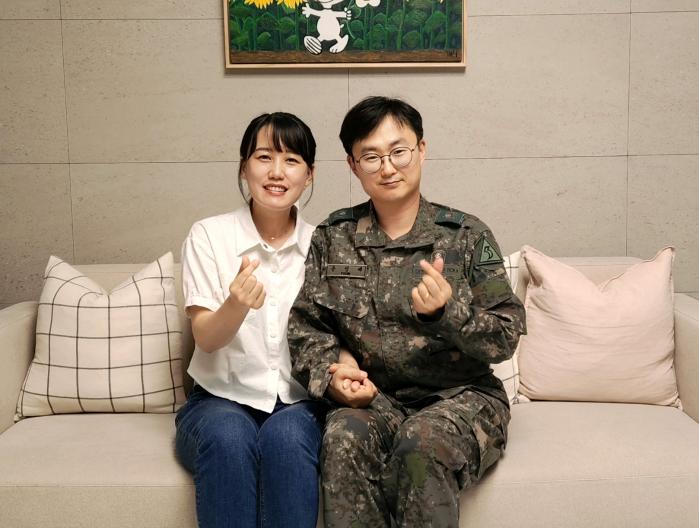 신속한 조치로 귀중한 생명을 구한 육군53보병사단 코끼리여단 윤성배(오른쪽) 예비군지휘관과 아내 김윤희 씨. 부대 제공