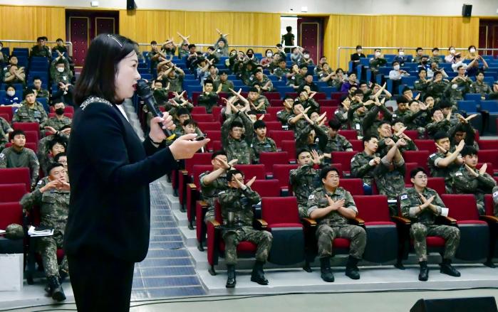한국마약퇴치운동본부 경기도지부 길지영 강사가 공군교육사령부 부대원을 대상으로 마약 예방 교육을 하고 있다. 사진 제공=성채빈 하사