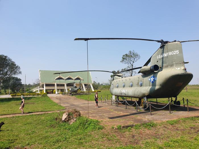 케산 전쟁기념관과 야외에 전시된 미군 CH-47 헬리콥터.