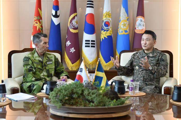 김승겸(오른쪽) 합참의장이 24일 미카엘 비디엔(공군대장) 스웨덴 총사령관을 접견하면서 양국의 군사협력 증진 방안을 논의하고 있다. 합참 제공