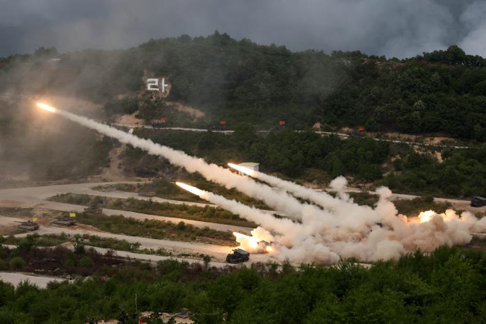 25일 경기도 포천시 승진과학화훈련장에서 열린 ‘2023 연합·합동 화력격멸훈련’ 중 다연장로켓(MLRS)이 타격목표를 향해 일제히 로켓을 발사하고 있다. 이경원 기자