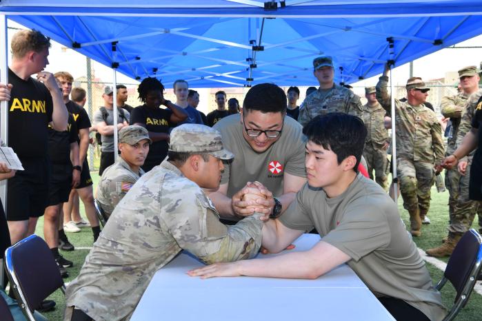 30일 경기도 평택시 캠프 험프리스에서 막을 올린 ‘한미 친선 주간’ 행사에서 한미 장병들이 팔씨름을 하며 우정을 나누고 있다. 육군 제공