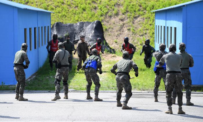 비무장 상태의 JSA 경비대대 장병들이 가상의 상황을 상정한 훈련에서 군사분계선을 넘어 정전협정을 위반한 북한군과 맨몸 격투에 돌입하고 있다.