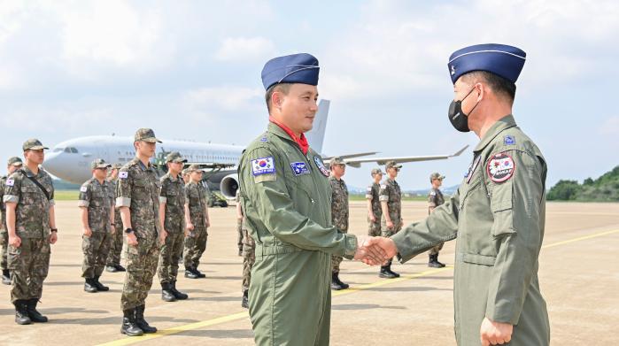 황영식(준장·오른쪽) 공군20전투비행단장이 지난달 31일 출정식에서 ‘2023 레드플래그 알래스카’ 훈련단 장병들을 격려하고 있다. 공군 제공