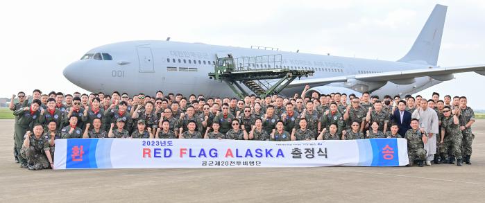 ‘2023 레드플래그 알래스카’ 훈련단 장병들이 지난달 31일 서산기지에서 열린 출정식에서 KC-330 다목적 공중급유수송기를 배경으로 기념사진을 찍으며 성공적인 훈련을 다짐하고 있다. 공군 제공
