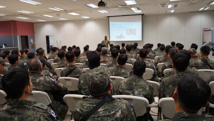 레드플래그 알래스카 훈련단 장병들이 미 공군 관계자로부터 훈련에 대한 설명을 듣고 있다. 이주형 기자