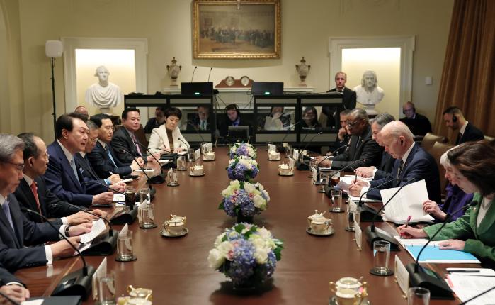 미국을 국빈 방문한 윤석열 대통령과 조 바이든 미국 대통령이 지난 4월 26일(현지시간) 워싱턴DC 백악관에서 확대 정상회담을 하고 있다. 연합뉴스