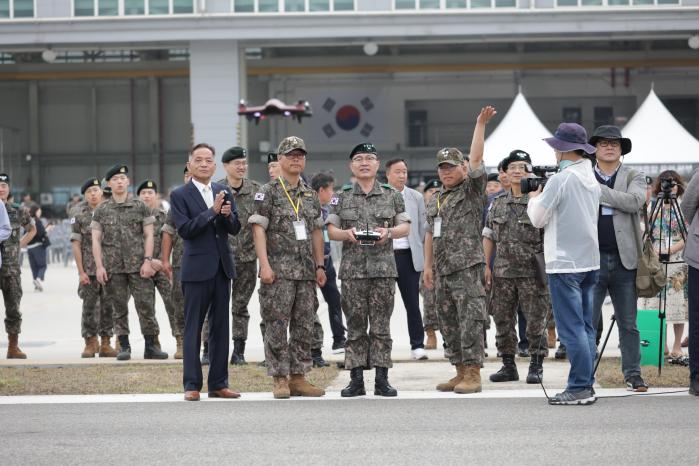 2023 아미타이거 드론봇 페스티벌에서 전동진(맨 앞줄 왼쪽 셋째) 지상작전사령관과 참석자들이 드론을 조작하고 있다. 부대 제공