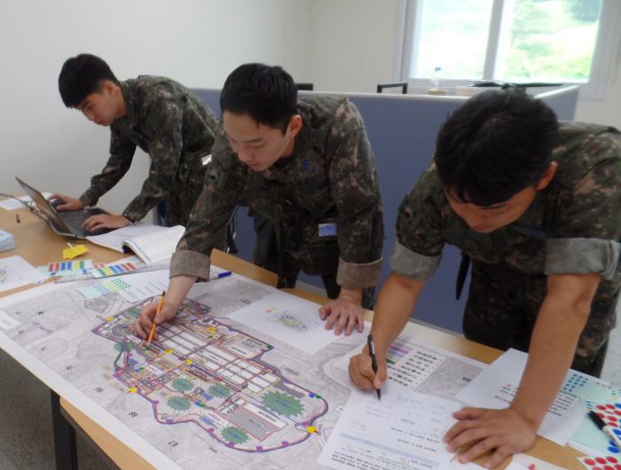 공군 화생방 전술평가대회에 참가한 장병들이 화생방방어 작전계획을 수립하고 있다. 공군 제공