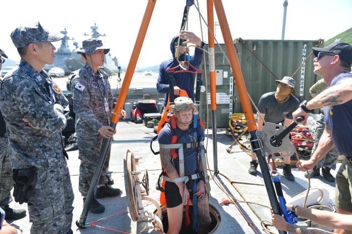 한미 심해잠수사들이 미 해군 구조함 살보함에서 부상자 구조 훈련을 하고 있다. 사진 제공=손국현 중위