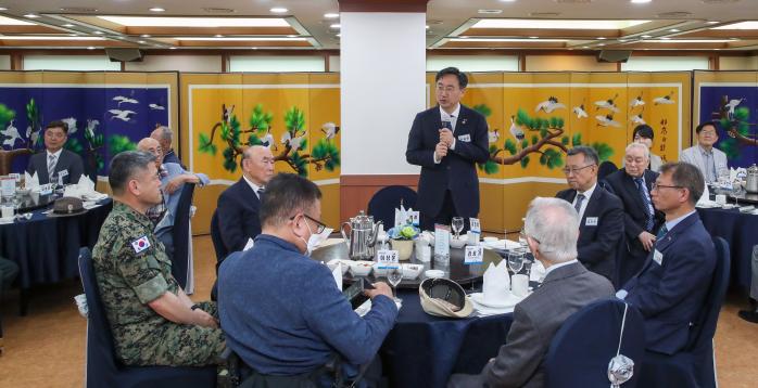 신범철 국방부 차관이 지난 2일 서울 용산구 육군회관에서 열린 6·25 비정규군 공로자 초청 간담회에서 참석자들에게 인사말을 하고 있다. 한재호 기자