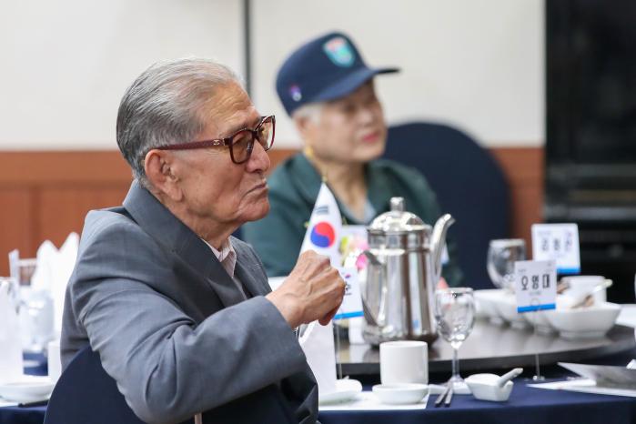 동키부대원으로 6·25전쟁에 참전했던 101세 이찬순 옹이 초청 간담회에서 생각에 잠겨 있다. 한재호 기자